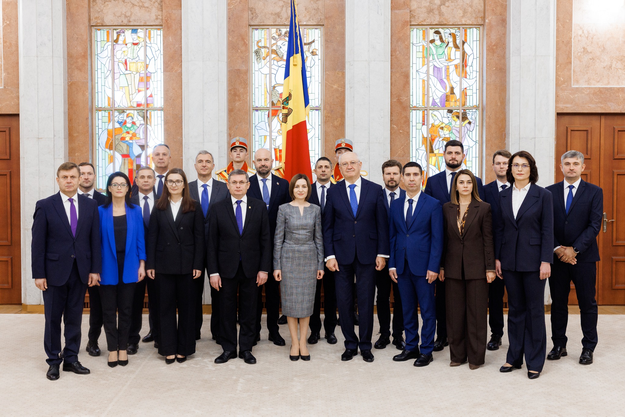 Guvernul, condus de prim-ministrul Alexandru Munteanu, a depus jurământul de învestire în prezența șefei statului, Maia Sandu Guvernul, condus de prim-ministrul Alexandru Munteanu, a depus jurământul de învestire în prezența șefei statului, Maia Sandu